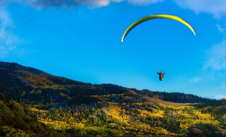 Quelle est la différence entre un deltaplane et un parapente ?