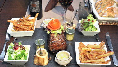 La Belle ENTRECOTE de TAUREAU, café gourmand et sa bouteille de vin du moment pour 2 personnes