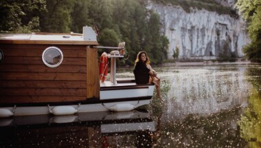 Nuitée en bateau-cabane + Apéro champagne foie gras + Panier repas quercynois + Pack romantique