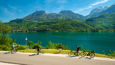 Location de vélo à assistance électrique autour du lac d'Annecy en duo