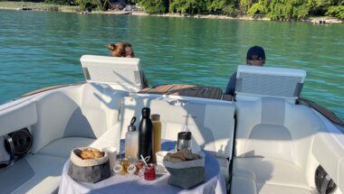 Petit déjeuner sur l'eau au lever du soleil