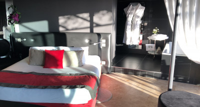 Séjour en suite avec baignoire balnéo double avec vue panoramique sur Lyon