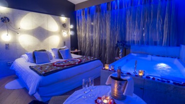 Une nuit de rêve dans la chambre Traboule avec baignoire balnéo double
