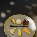 Deux assiettes de fromages au Café des Artistes