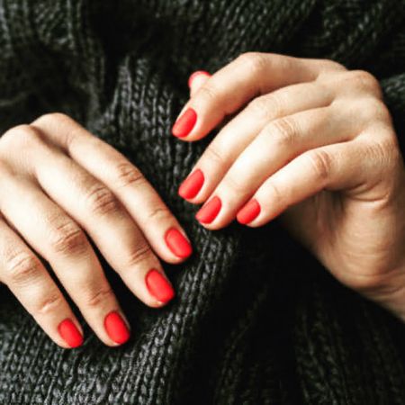 Beauté des Mains , Huile nourrissante, Bain de crème, + pose de Vernis semi-permanent OPI