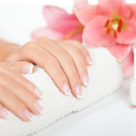 Manucurie dans un bain de paraffine et pose de vernis simple - Beauté des ongles