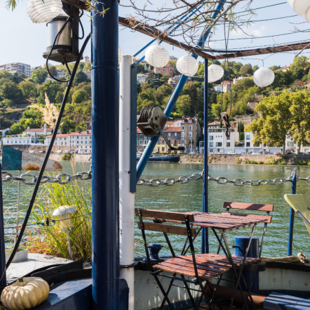 Embarquez pour deux nuitées à bord du Bateau FRIPONNE....