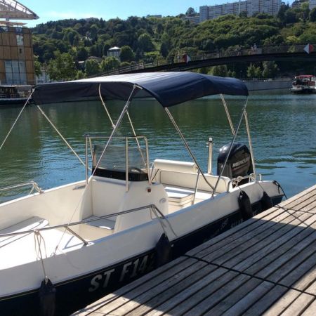 Demi-journée de location d'un bateau avec permis fluvial