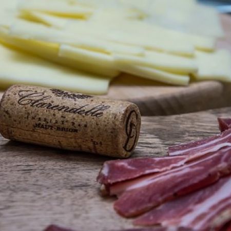 Dégustation de 4 vins autour d'une planche de charcuteries et de fromages pour 2 personnes