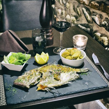 Saint Pierre ou Turbot Entier à la Plancha pour 2 avec vin en accord