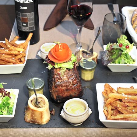La côte de bœuf, café gourmand et sa bouteille de vin du moment pour 2 personnes