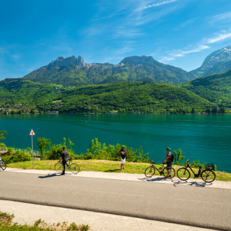 Location de vélo à assistance électrique autour du lac d'Annecy en duo