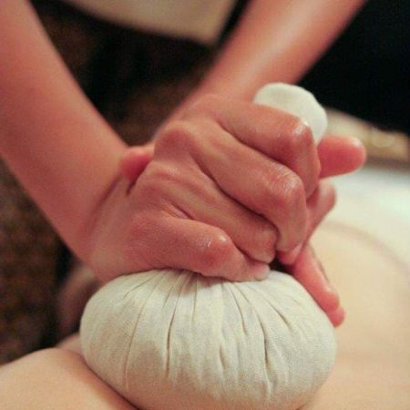 Massage bien-être aux pochons d'herbes -Nuad Prakob - Solo