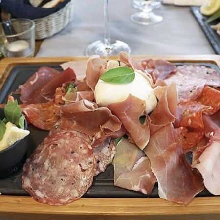 Soirée café théâtre avec ardoise de charcuteries et fromages italiens