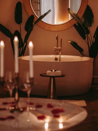 1 nuit + petits déjeuners et champagne dans la Suite Jacuzzi de luxe image 1