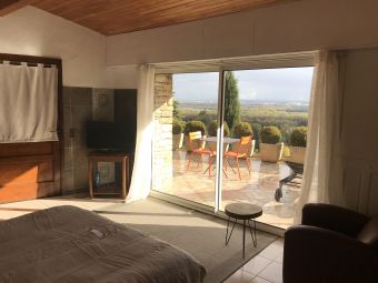 SEJOUR ROMANTIQUE DANS LA SUITE "LES CEDRES" image 2