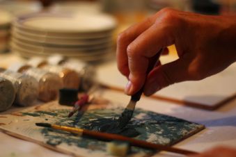 Atelier de Peinture sur Porcelaine image 1