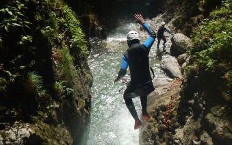 Découverte du canyoning en couple ou entre amis image 1