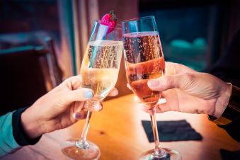 Dîner au champagne pour un duo d'amoureux image 2