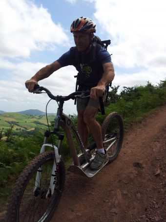Descente sportive en trottinette tout terrain image 1