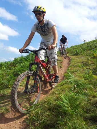 Descente sportive en trottinette tout terrain image 4