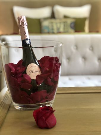 Nuitée romantique et Dégustation Princière image 2