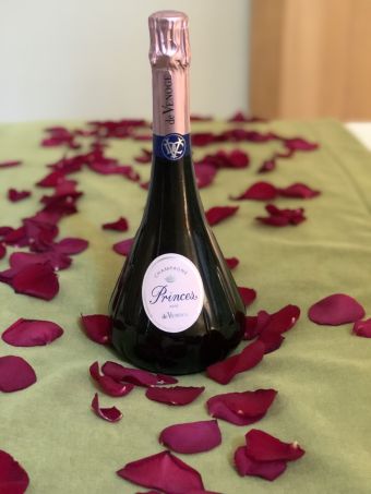 Nuitée romantique et Dégustation Princière image 1