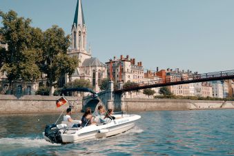 2h de bateaux sans permis 10 places image 2