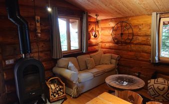 Nuit dans une cabane en rondins type canadien "Les 13 arbres" avec SPA capacité de 4 personnes image 2