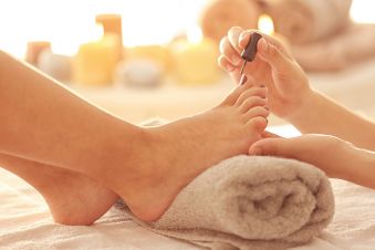 SOIN DES PIEDS BRESILIEN VERITABLE AVEC VERNIS SEMI PERMANENT image 2
