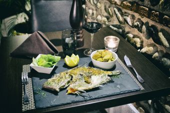 Saint Pierre ou Turbot Entier à la Plancha pour 2 avec vin en accord image 1