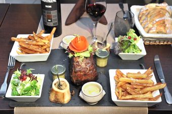 La Belle ENTRECOTE de TAUREAU, café gourmand et sa bouteille de vin du moment pour 2 personnes image 1