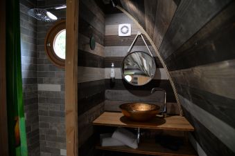 Nuitée Insolite dans le Lodge flottant Grenouilles avec son jacuzzi privé totalement isolé sur son île image 10