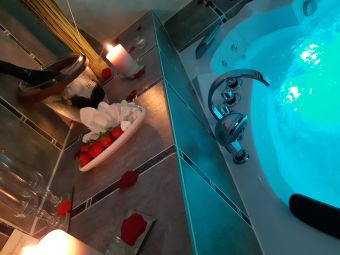 Nuit Romantique avec Spa Jacuzzi image 4