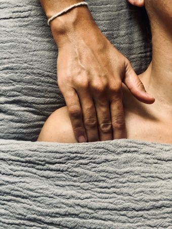 Massage sur Mesure aux Huiles bio - 1h15 pression légère à profonde image 3