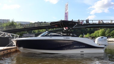 Location d'un bateau avec permis fluvial Bayliner V20 175cv pour 10 personnes