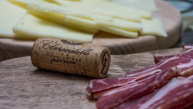 Dégustation de 4 vins autour d'une planche de charcuteries et de fromages pour 2 personnes