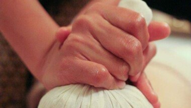 Massage bien-être aux pochons d'herbes -Nuad Prakob - Solo