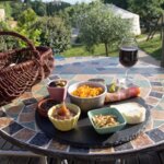 Une ardoise gardéchoise pour 2 : assortiment de spécialités locales et un verre de boisson