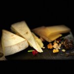 Un assortiment de trois fromages